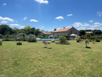 Élégante Demeure Ancienne avec Piscine et Jardin Paysager