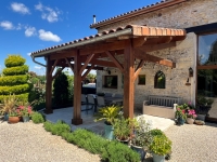 Élégante Demeure Ancienne avec Piscine et Jardin Paysager
