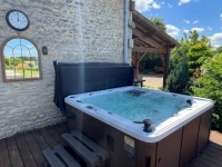 Élégante Demeure Ancienne avec Piscine et Jardin Paysager