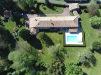 Élégante Longère en Pierre au Cœur d’un Parc Arboré avec Grande Piscine