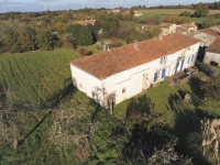 GROS POTENTIELS ! Grande Maison Ancienne Proche de Nanteuil-en-Vallée