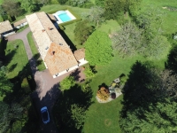Élégante Longère en Pierre au Cœur d’un Parc Arboré avec Grande Piscine