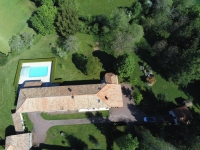 Élégante Longère en Pierre au Cœur d’un Parc Arboré avec Grande Piscine