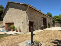Charmant Ensemble à Vendre Avec 2 Maisons, Granges et Terrain Arboré