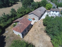 Charmant Ensemble à Vendre Avec 2 Maisons, Granges et Terrain Arboré