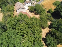 Charmant Ensemble à Vendre Avec 2 Maisons, Granges et Terrain Arboré