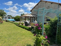 Élégante Demeure Ancienne avec Piscine et Jardin Paysager