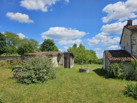 Ensemble Immobilier de Charme avec Maison Principale, Gîte, et Piscine