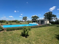 Élégante Demeure Ancienne avec Piscine et Jardin Paysager