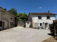 Charmant Ensemble à Vendre Avec 2 Maisons, Granges et Terrain Arboré