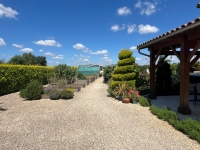 Élégante Demeure Ancienne avec Piscine et Jardin Paysager
