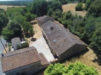 Charmant Ensemble à Vendre Avec 2 Maisons, Granges et Terrain Arboré