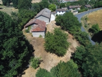 Charmant Ensemble à Vendre Avec 2 Maisons, Granges et Terrain Arboré