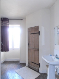 Townhouse To Renovate With Courtyard, Close to Commerce