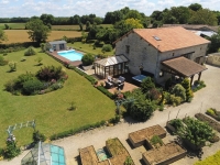 Élégante Demeure Ancienne avec Piscine et Jardin Paysager
