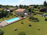 Élégante Demeure Ancienne avec Piscine et Jardin Paysager