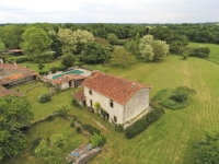 Ensemble Immobilier de Charme avec Maison Principale, Gîte, et Piscine