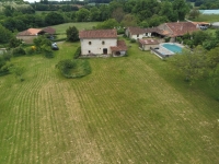 Ensemble Immobilier de Charme avec Maison Principale, Gîte, et Piscine