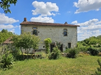 Ensemble Immobilier de Charme avec Maison Principale, Gîte, et Piscine