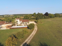 Très Belle Maison de 4 Chambres avec plus d'Un Hectare de Terrain