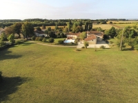 Très Belle Maison de 4 Chambres avec plus d'Un Hectare de Terrain