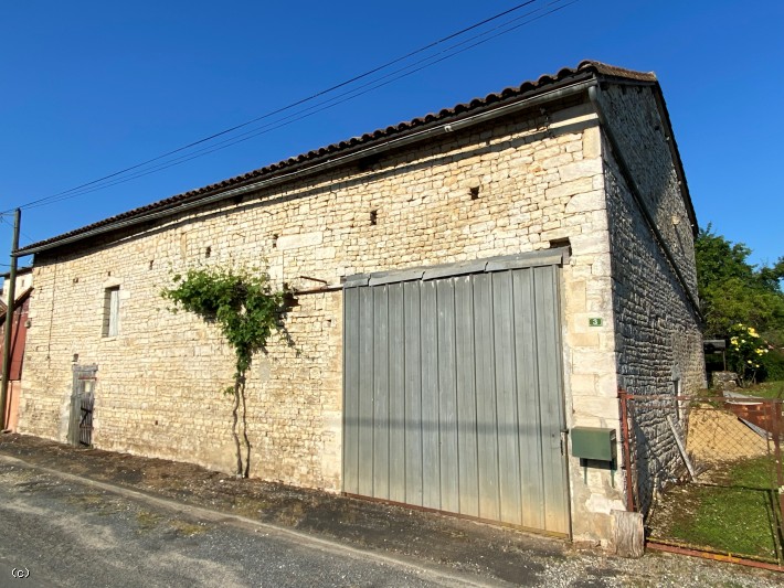Barn with Enclosed Garden and Hangar - Near Verteuil Sur Charente