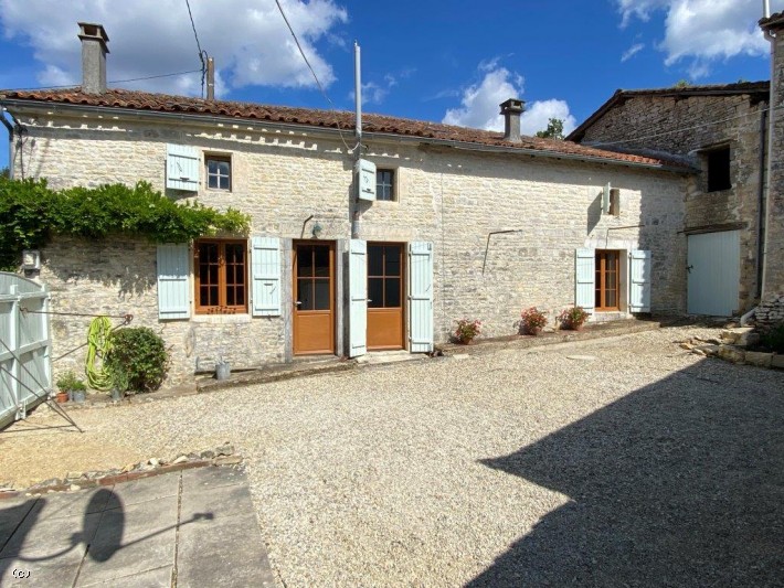 Attractive 3 Bedroom / 3 Bathroom Stone Cottage With Courtyard & Outbuildings