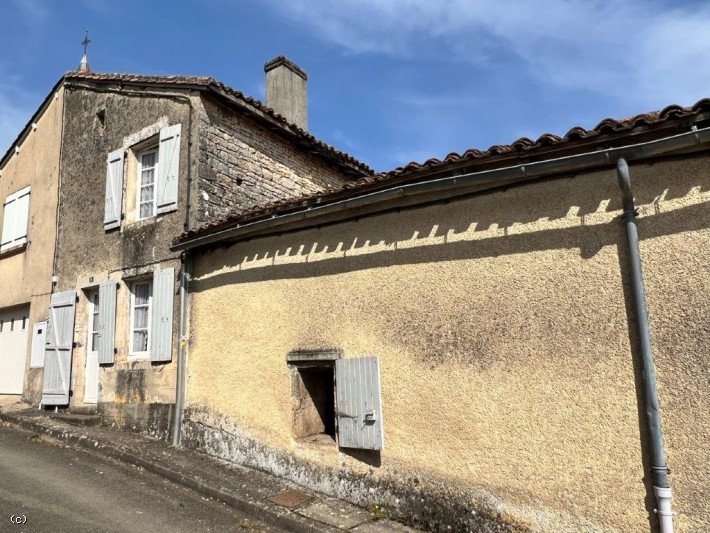 Verteuil-Sur-Charente : Petite Maison De Village Avec Courette