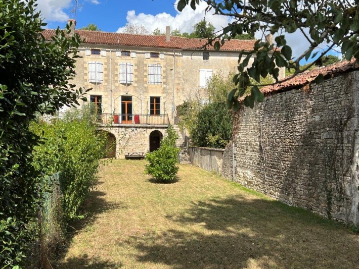 Superbe Maison Ancienne Avec Jardin à Nanteuil-en-Vallée