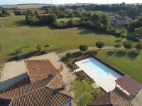 Très Belle Maison de 4 Chambres avec plus d'Un Hectare de Terrain