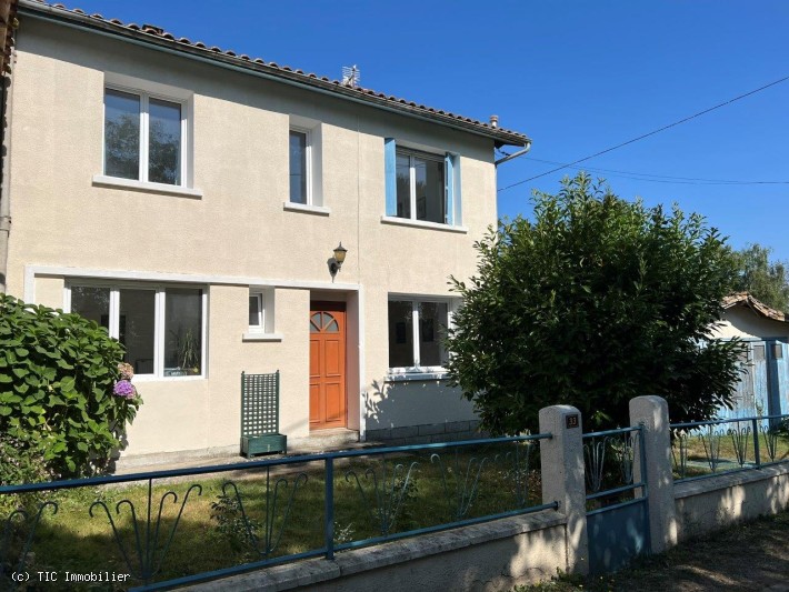 Jolie Maison de 3 Chambres avec Studio, Dépendances et Jardin