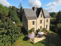 Manoir et Ancienne Grange Rénovée avec Piscine sur un Terrain de plus de 3 Hectares