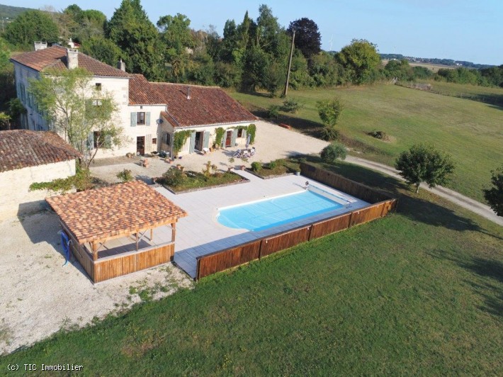 Très Belle Maison de 4 Chambres avec plus d'Un Hectare de Terrain