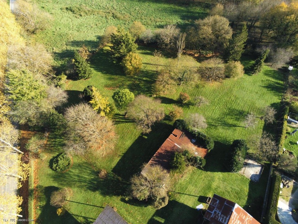 Terrain à Bâtir Arboré avec Hangars et Autres Dépendances