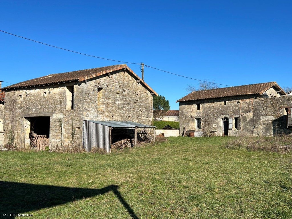 Two Old Stone Houses to Renovate on a Plot of 1859m²