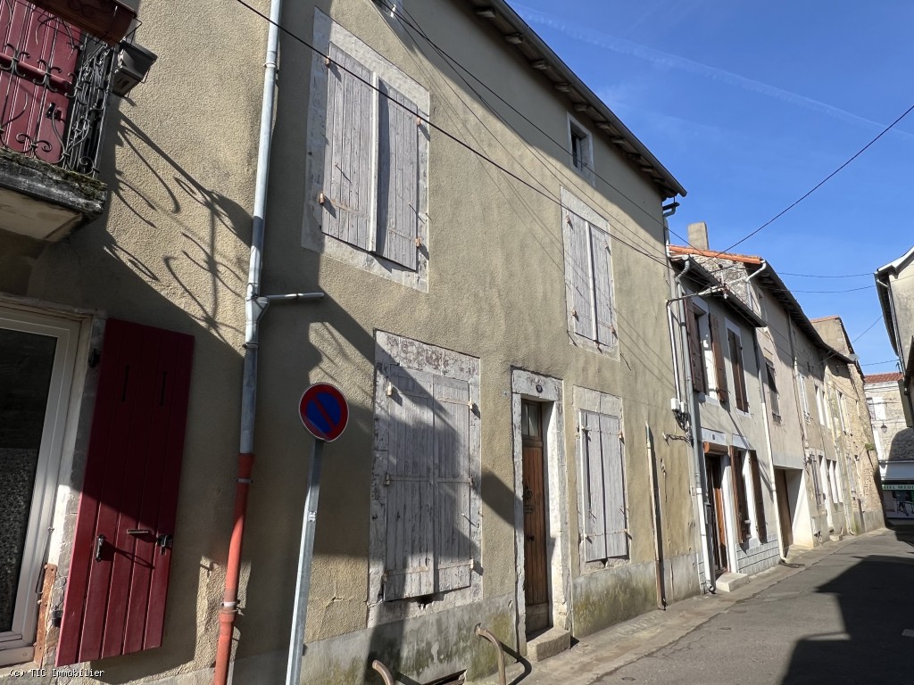 Centre-Ville de Ruffec : Maison à Rénover Avec 4 Chambres