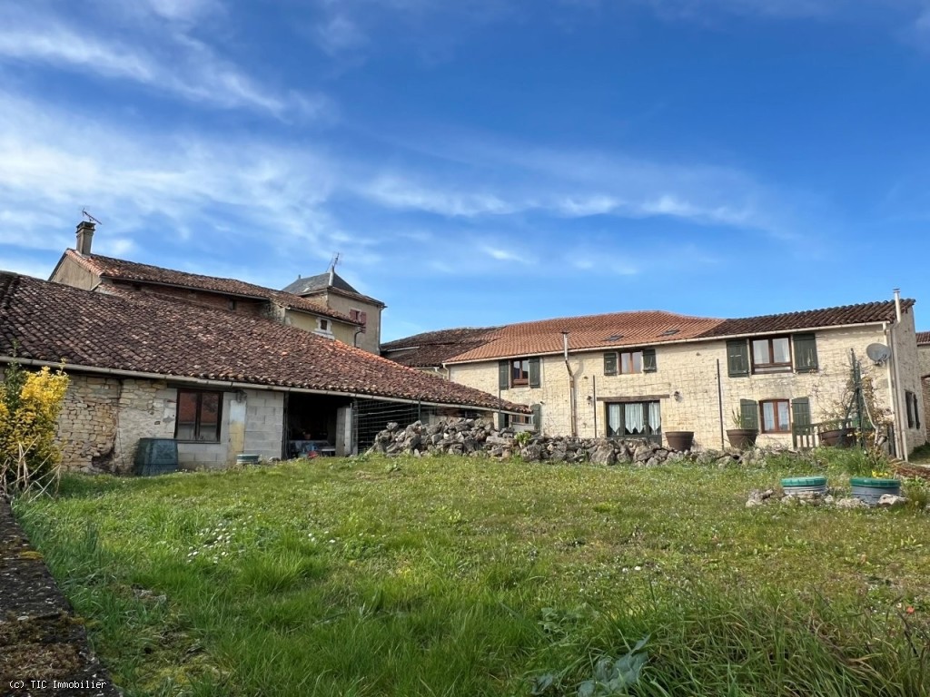 Deux Maisons Avec 3 et 4 Chambres Situées Dans un Charmant Village de Campagne