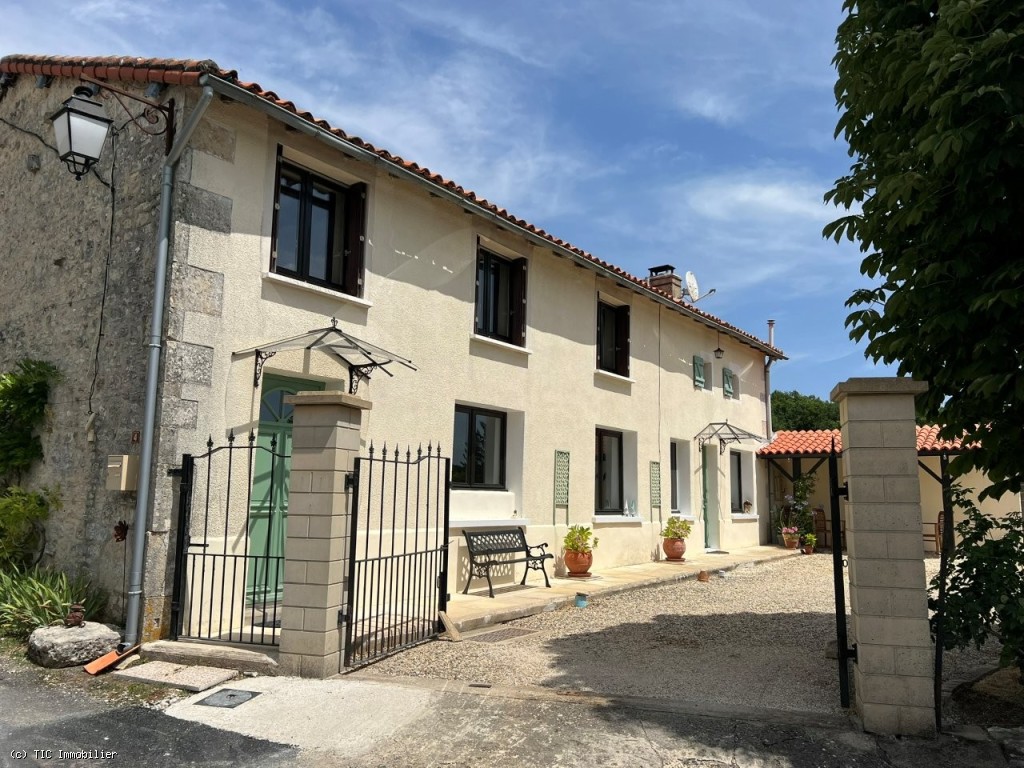 Belle Maison de Campagne avec Vues Magnifiques et Terrain de Golf 2 Trous! - Proche de Nanteuil