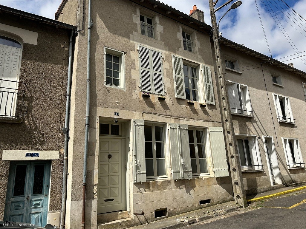 Belle Maison De Village avec 5 Chambres, Proche Commerces