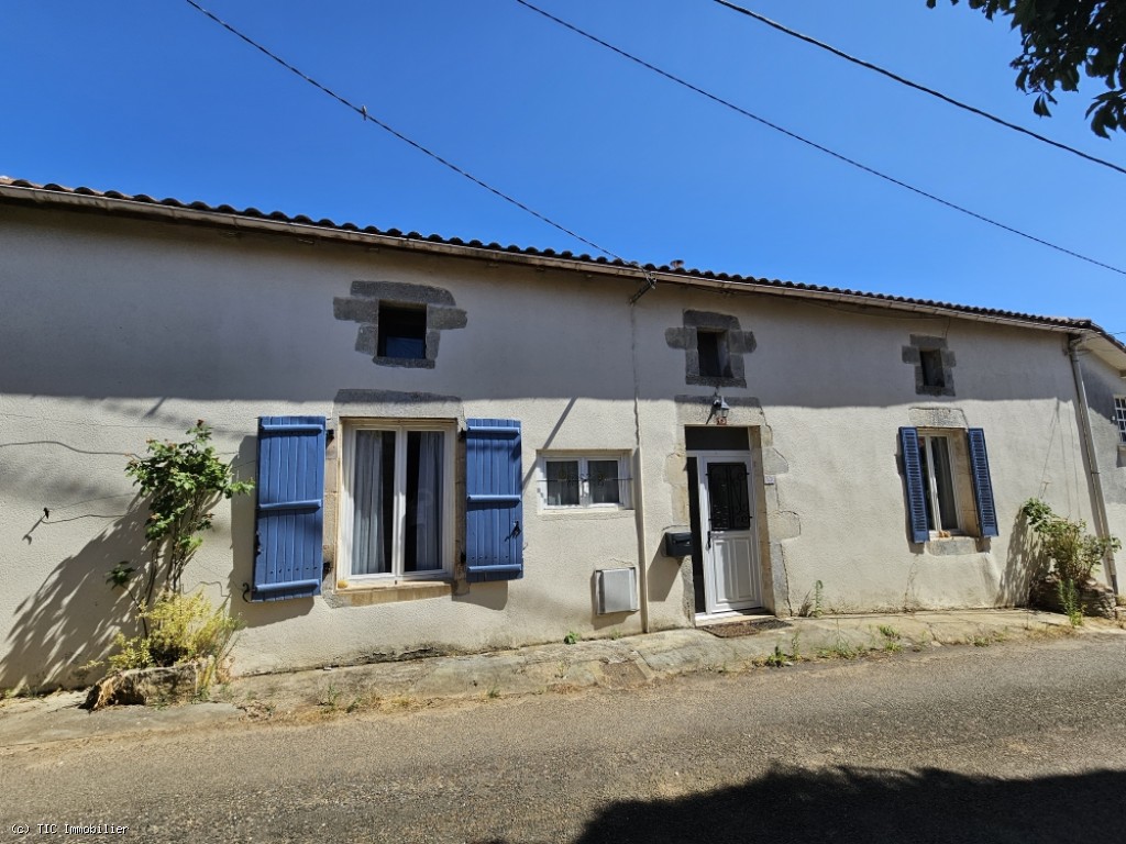 Charming 2-Bedroom House with Barn – In a Picturesque Village Setting