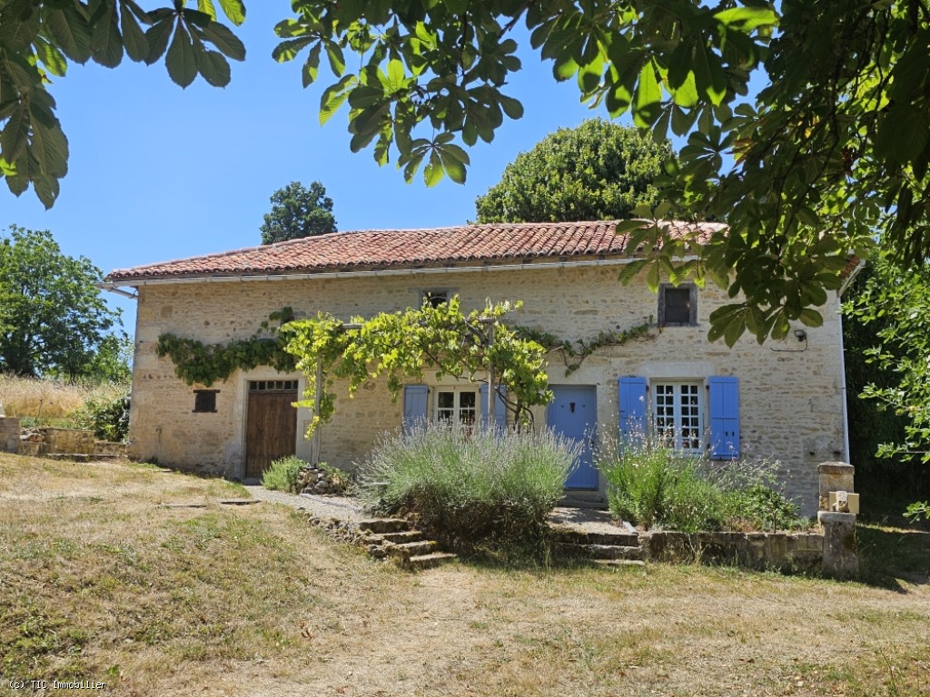 Superb Character House with 2 Bedrooms Between Champagne Mouton and Saint-Laurent-de-Céris