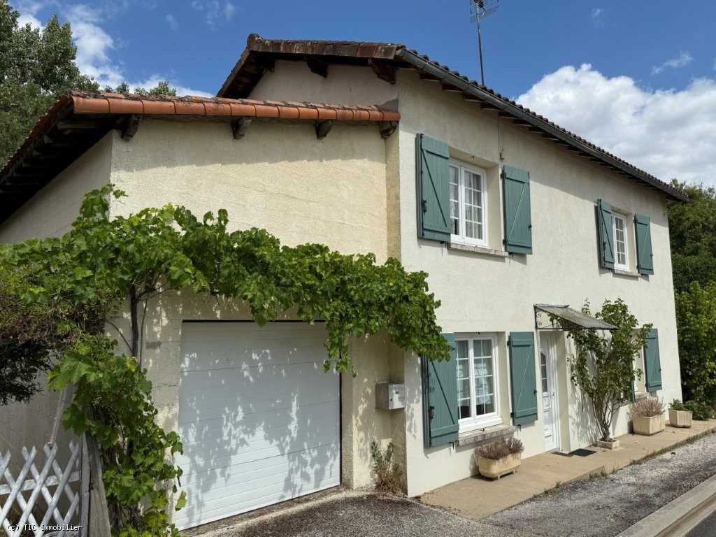 A Rare Find: 3-Bedroom Riverside Home in Taizé-Aizie. Land of 7645m²