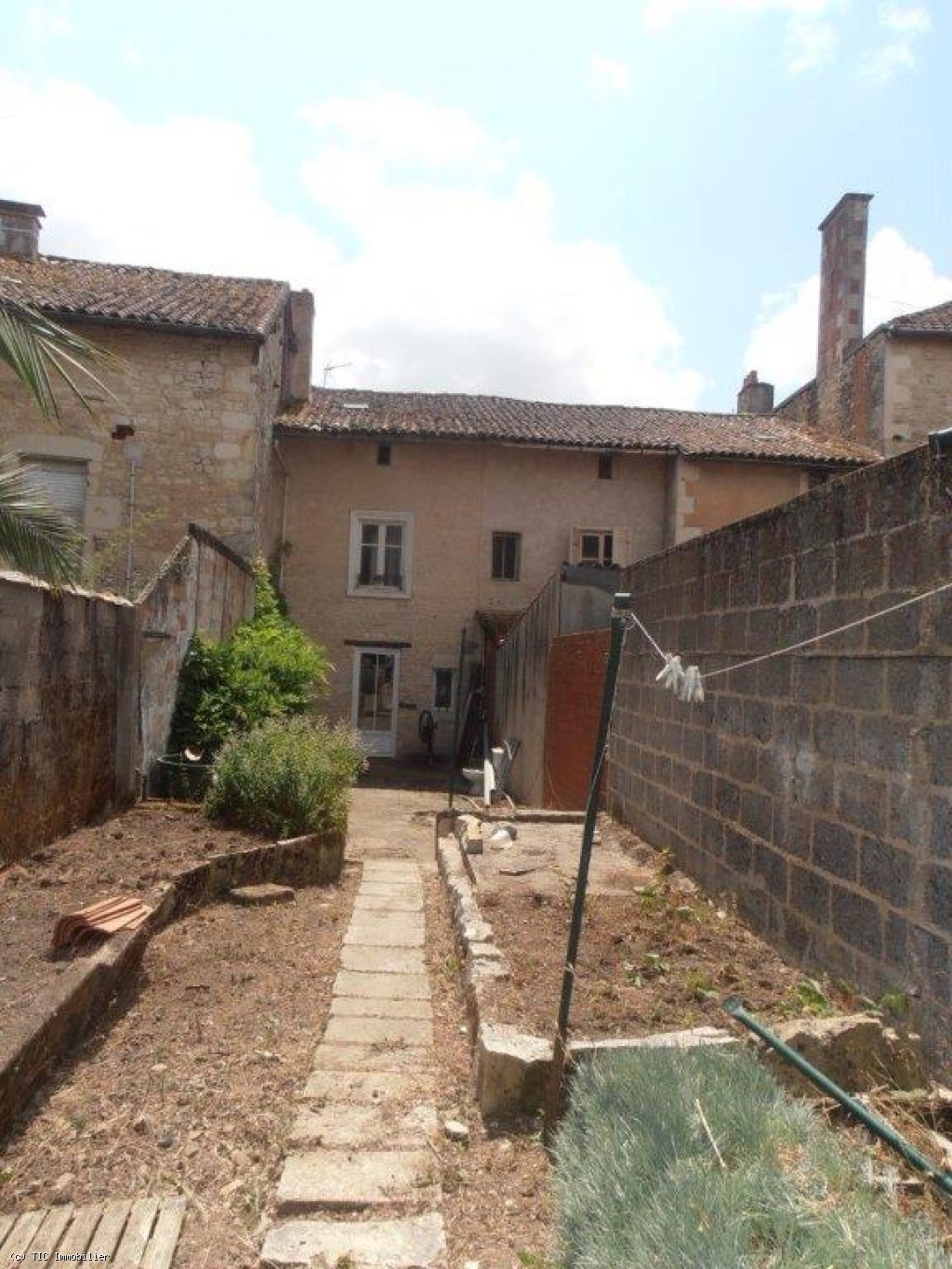 Townhouse To Renovate With Courtyard, Close to Commerce