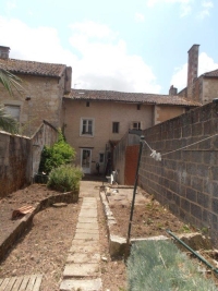 Townhouse To Renovate With Courtyard, Close to Commerce