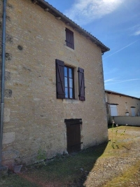 Belle Maison en Pierre avec de Nombreuses Dépendances au Coeur de Ruffec