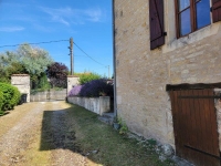 Belle Maison en Pierre avec de Nombreuses Dépendances au Coeur de Ruffec