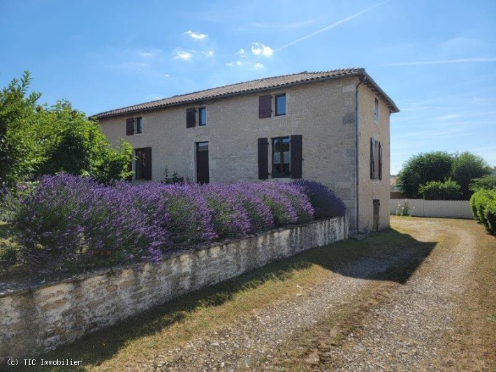 Belle Maison en Pierre avec de Nombreuses Dépendances au Coeur de Ruffec