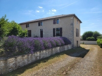 Belle Maison en Pierre avec de Nombreuses Dépendances au Coeur de Ruffec