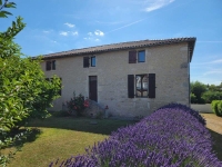 Belle Maison en Pierre avec de Nombreuses Dépendances au Coeur de Ruffec