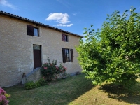 Belle Maison en Pierre avec de Nombreuses Dépendances au Coeur de Ruffec